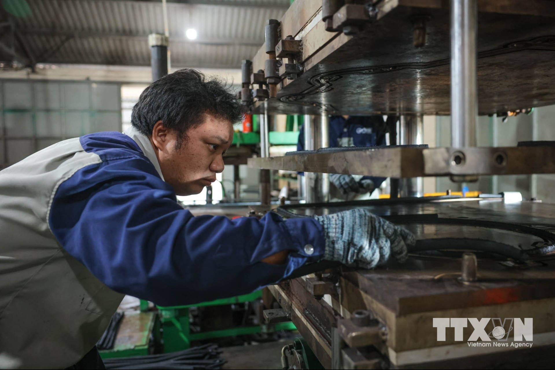 Công ty TNHH Sản xuất và Thương mại Anh Trí Tuệ ứng dụng nghiên cứu khoa học - kỹ thuật vào sản xuất cao su kỹ thuật mang lại hiệu quả kinh tế cao, tạo việc làm ổn định cho hơn 30 kỹ sư, người lao động với thu nhập trung bình khoảng 10 triệu đồng/người/tháng. (Ảnh: Hoàng Hiếu/TTXVN)